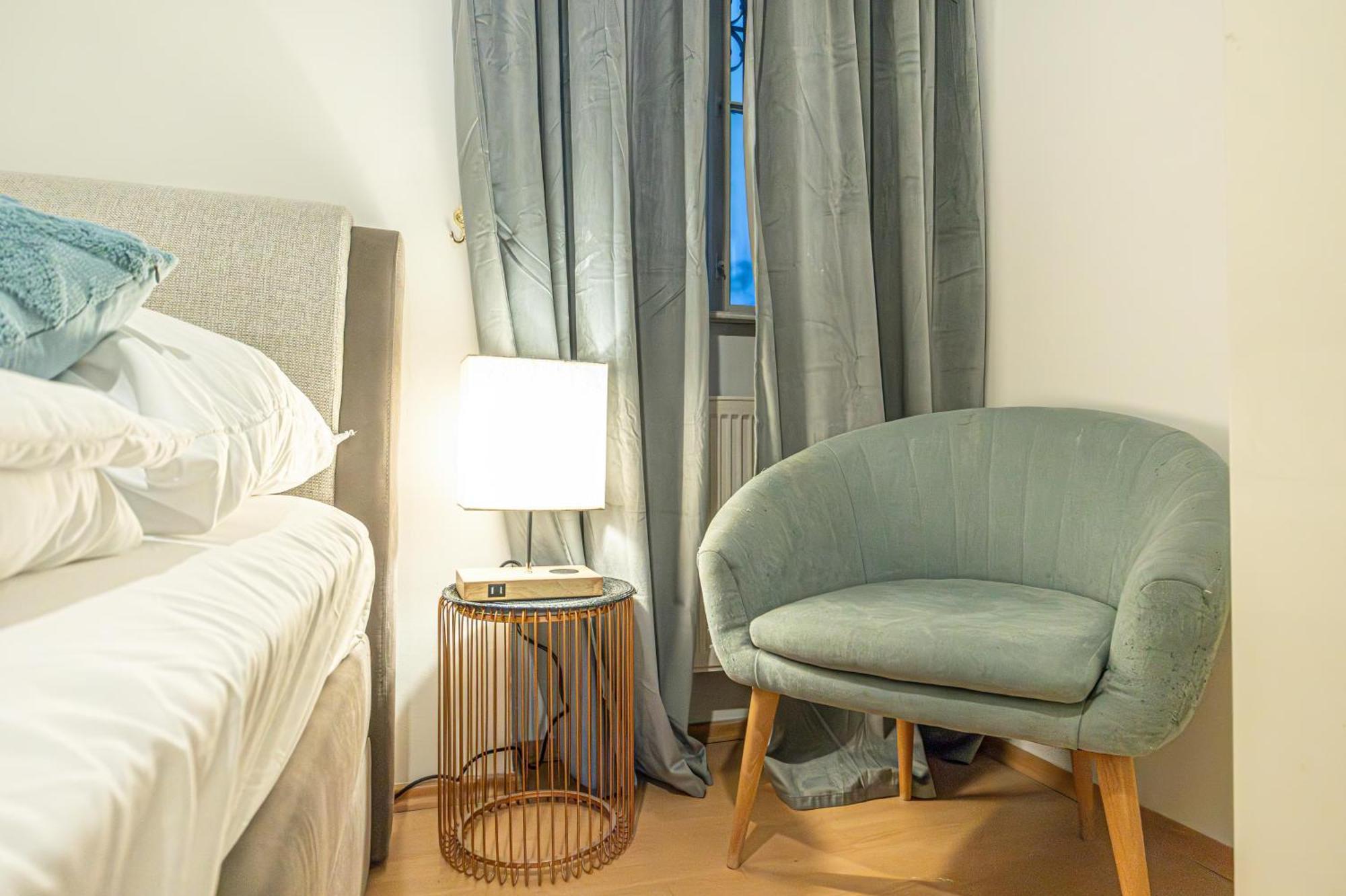 Living, Suburban Feel 1br Apt. At Prime Spot