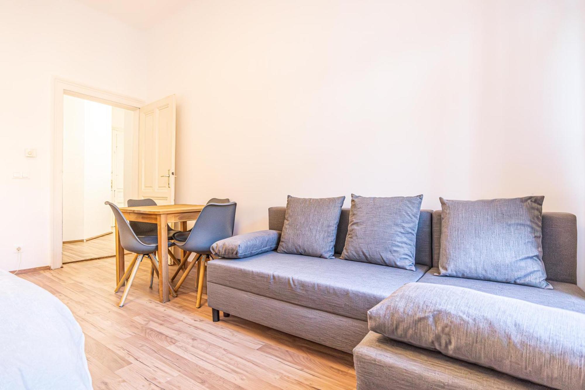 Living, Suburban Feel 1br Apt. At Prime Spot Apartment