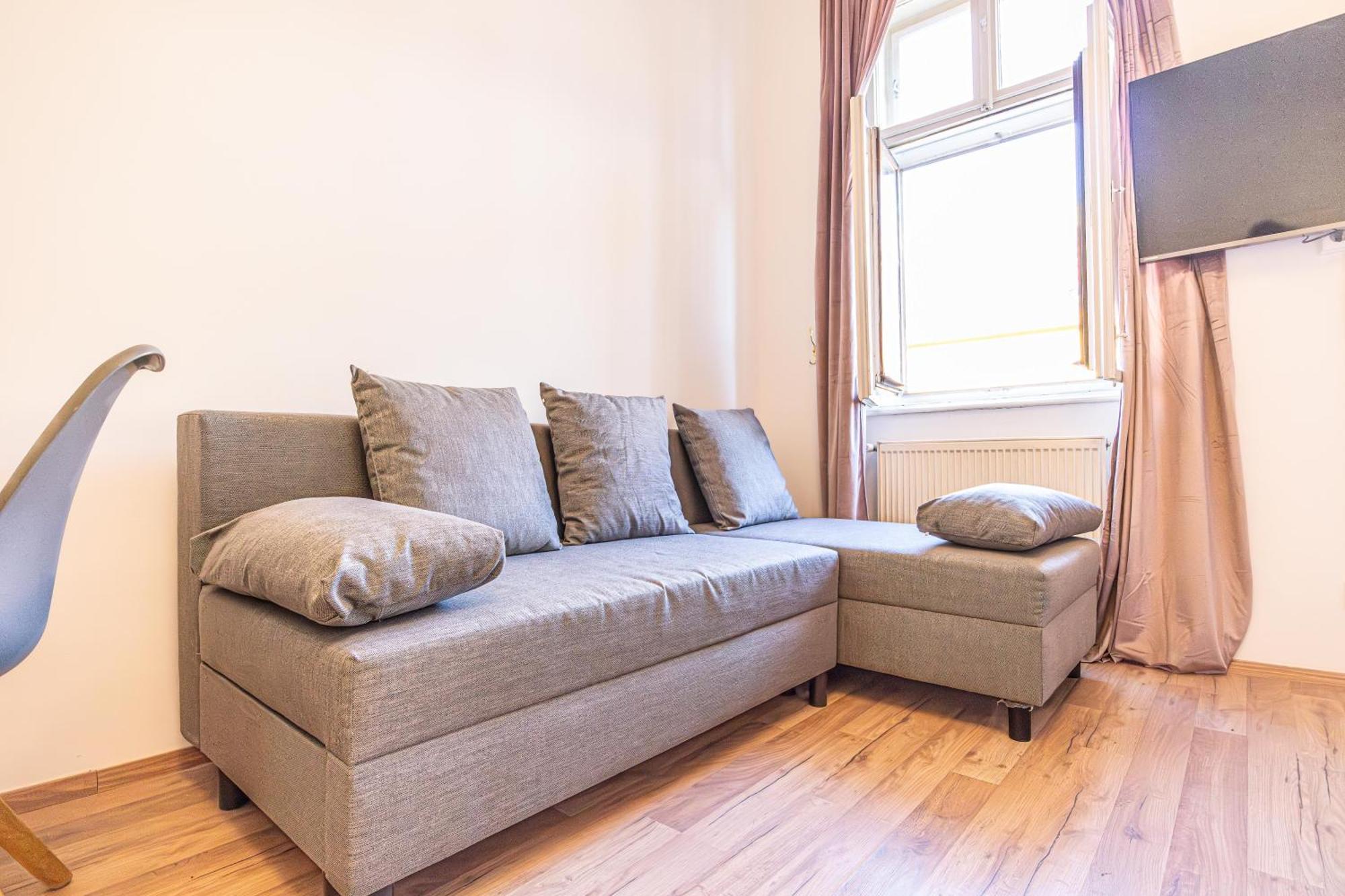 Living, Suburban Feel 1br Apt. At Prime Spot Apartment *